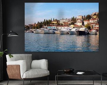 Port pittoresque de Vrsar : Yachts entourés de charmantes maisons de colline sur thomaswphotography