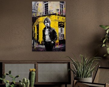 Man in zwart wit in een Franse stad met een gele muur van Laila Bakker