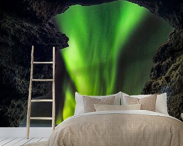 Noorderlicht in IJsland vanuit een grot van Patrick Groß