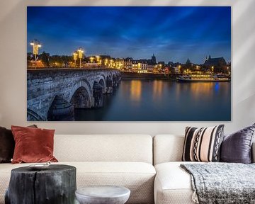 Blauwuur foto van de Sint Servaatbrug in Maastricht van Bart Ros