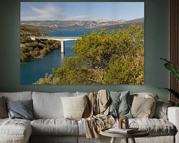 Vue du lac de Sainte-Croix avec le pont dans le Verdon, France sur Bram Lubbers