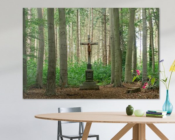 Bild von Jesus am Kreuz in einem Wald