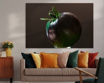 Kunst met groenten en regendruppels van een zwarte tomaat van Jolanda de Jong-Jansen