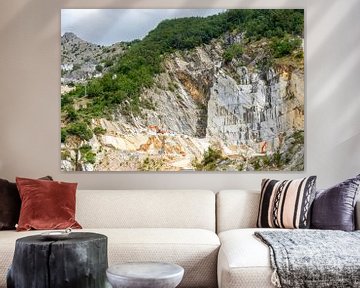 Steinmassiv im Carrara Marmorsteinbruch in Italien by Animaflora PicsStock