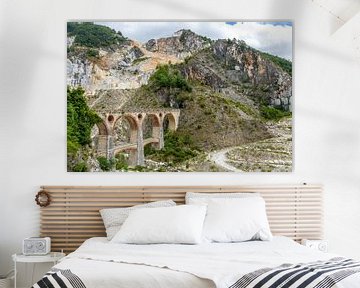 Ponte di Vara Brücke im Carrara Marmor Steinbruch in Italien von Animaflora PicsStock