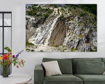 Steinmassiv im Carrara Marmorsteinbruch in Italien by Animaflora PicsStock