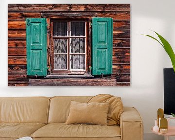 Pitoresk houten raam met groene houten shutters.  van Dafne Vos