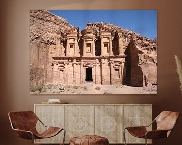 Het klooster van de historische stad Petra in Jordanië. van Bas van den Heuvel