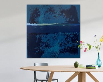 Moderne abstracte kunst. Kleurrijk landschap in blauwe kleuren. Avond aan de kust. van Dina Dankers
