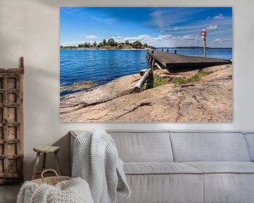 Oostzeekust met rotsen en steiger op het eiland Sladö in Zweden