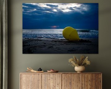 Boei op het strand met zonsondergang van Fotografie Schnabel