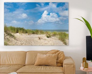 Strand, duinen de zee en een blauwe met wolken lucht sur Jolanda de Jong-Jansen