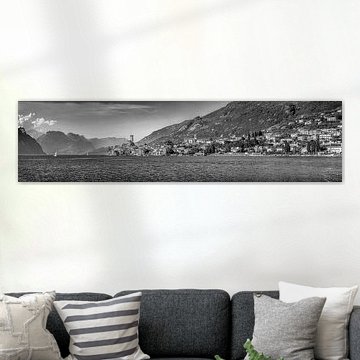Gardasee bei Malcesine als XXL Panorama. Schwarzweiss Bild. von Manfred Voss, Schwarz-weiss Fotografie