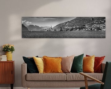Gardasee bei Malcesine als XXL Panorama. Schwarzweiss Bild. by Manfred Voss, Black-White Photography