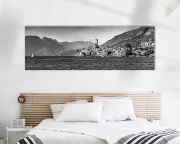 Gardasse bei Malcesine del Garda in schwarzweiss. sur Manfred Voss, Schwarz-weiss Fotografie