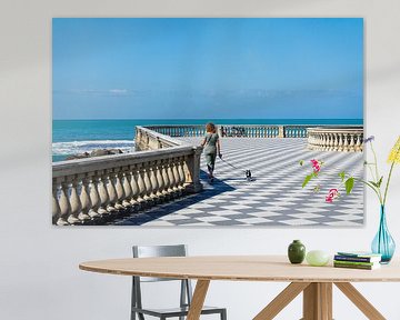 Frau mit Hund auf der Mascagni-Terrasse in Livorno, Italien sur Animaflora PicsStock