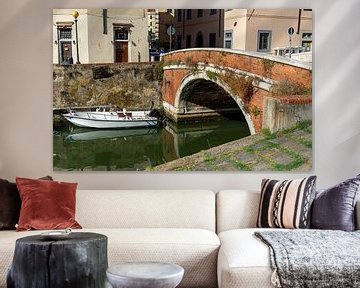 Boot im mit Brücke in der Altstadt von Livorno, Toskana Italien van Animaflora PicsStock