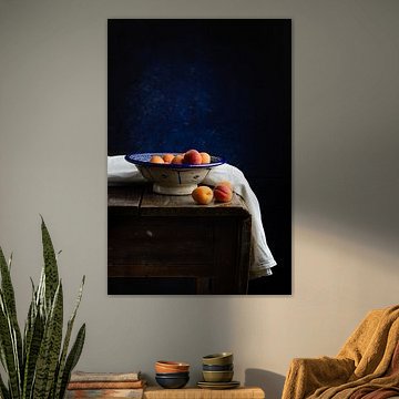 Stilleven abrikozen in antieke schaal