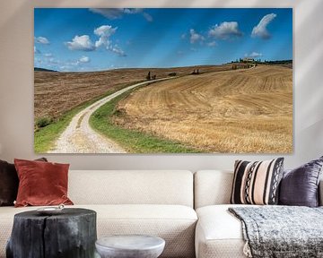 Paysage toscan avec chemin de gravier sinueux jusqu'au sommet de la colline sur Johannes Jongsma