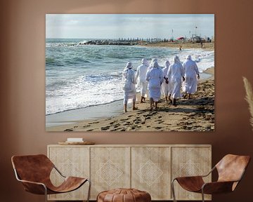 Nonnen gehen am Strand im Sand spazieren by Animaflora PicsStock