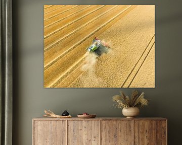 Maaidorser oogst tarwe in de zomer van bovenaf gezien van Sjoerd van der Wal Fotografie