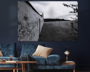 Zwart-wit beeld van verweerde muur in idyllisch landelijk landschap van Studio LE-gals