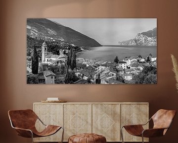 Vue de Torbole sur le lac de Garde en Italie du Nord. Image en noir et blanc. sur Manfred Voss, Schwarz-weiss Fotografie