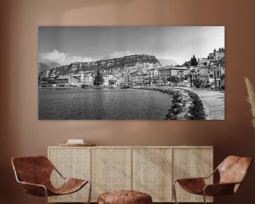 Promenade de Torbole au lac de Garde en noir et blanc sur Manfred Voss, Schwarz-weiss Fotografie