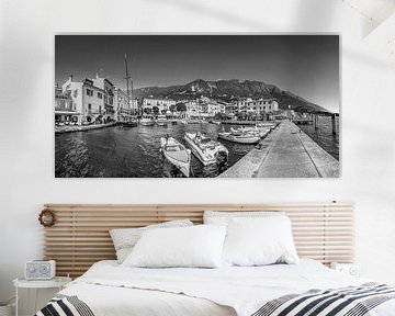 L'été sur le port de Malcesine, au bord du lac de Garde. Image en noir et blanc. sur Manfred Voss, Schwarz-weiss Fotografie