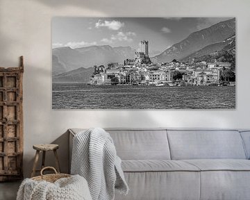 Malcesine am Gardasee in schwarzweiss von Manfred Voss, Schwarz-weiss Fotografie