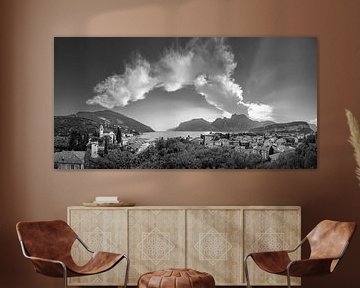 Schöner  Himmel über Torbole am Gardasee in schwarzweiss Bild von Manfred Voss, Schwarz-weiss Fotografie