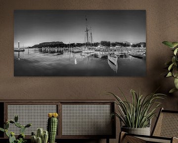 Abendstimmung am Hafen von Garda am Gardasee. Schwarzweiss Bild