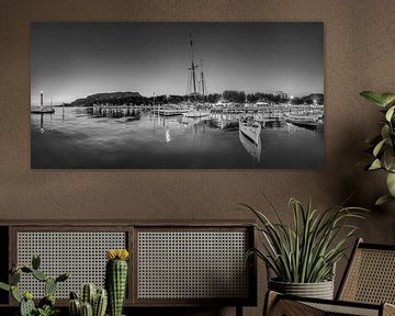 Evening atmosphere at the harbour of Garda on Lake Garda. Black and white image by Manfred Voss, Schwarz-weiss Fotografie