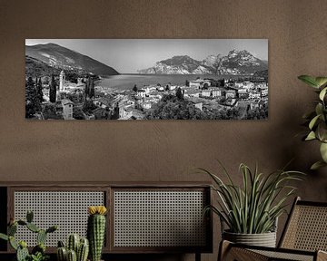 Vue estivale de Torbole sur le lac de Garde en noir et blanc sur Manfred Voss, Schwarz-weiss Fotografie