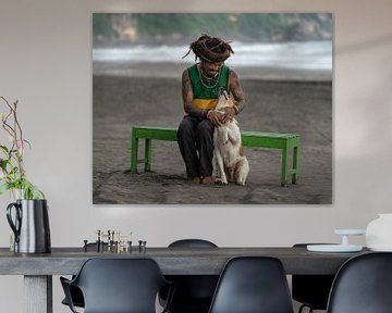 Ein Reggae-Mann am Strand mit seinem Hund