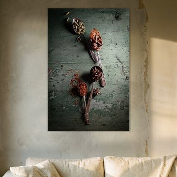 Gewürze auf einem grau-grünen Küchentisch von Saskia Schepers