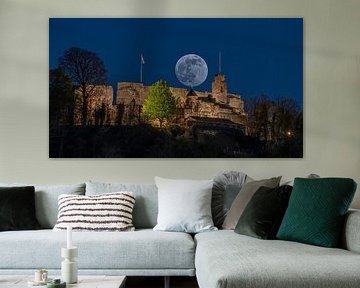 Volle maan boven kasteel Nanstein in Landstuhl van Patrick Groß