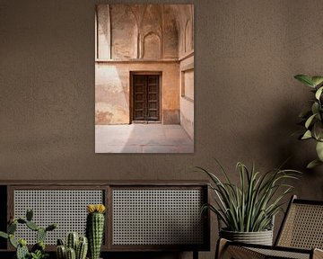 Beige Wand und braune Tür im Roten Fort Agra von Michiel Dros