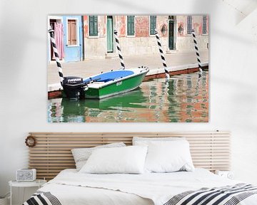Motorboot en gekleurde huizen op Burano (Venetië , Italië) van Marc Smits