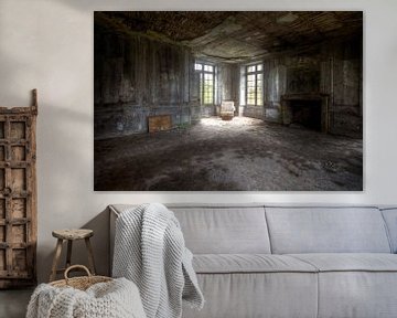 Dunkles Zimmer in einem verlassenen französischen Schloss. von Roman Robroek