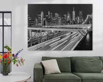 Pont de Brooklyn avec phares de voiture et skyline de Brooklyn sur Patrick Groß