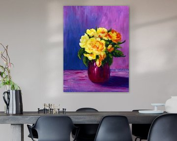 Roses jaunes dans un vase violet sur Karen Kaspar