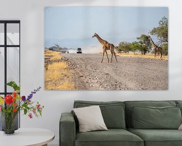 Giraffe loopt over de weg in Namibië, Afrika van Patrick Groß