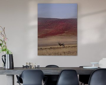 Oryx antilope voor de rode duinen van de Namib woestijn in Namibië van Patrick Groß