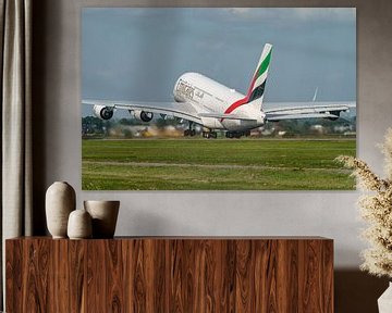 Ein Airbus A380 von Emirates hebt von der Polderbaan ab. von Jaap van den Berg