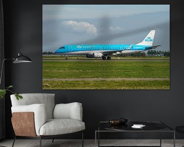 KLM Cityhopper Embraer ERJ-190 met Progress Pride sticker. van Jaap van den Berg