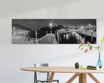 Hafen und Promenade von Torbole am Gardasee am Abend als Panoramabild von Manfred Voss, Schwarz-weiss Fotografie