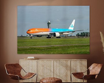 Take-off KLM Boeing 777-300 passagiersvliegtuig. van Jaap van den Berg