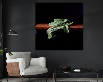 Photo of a beet leaf on wooden table by Monki's foto shop