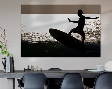 Surfer aan het strand van Seminyak Bali